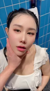 与情妇在水上乐园洗浴室大胆做爱